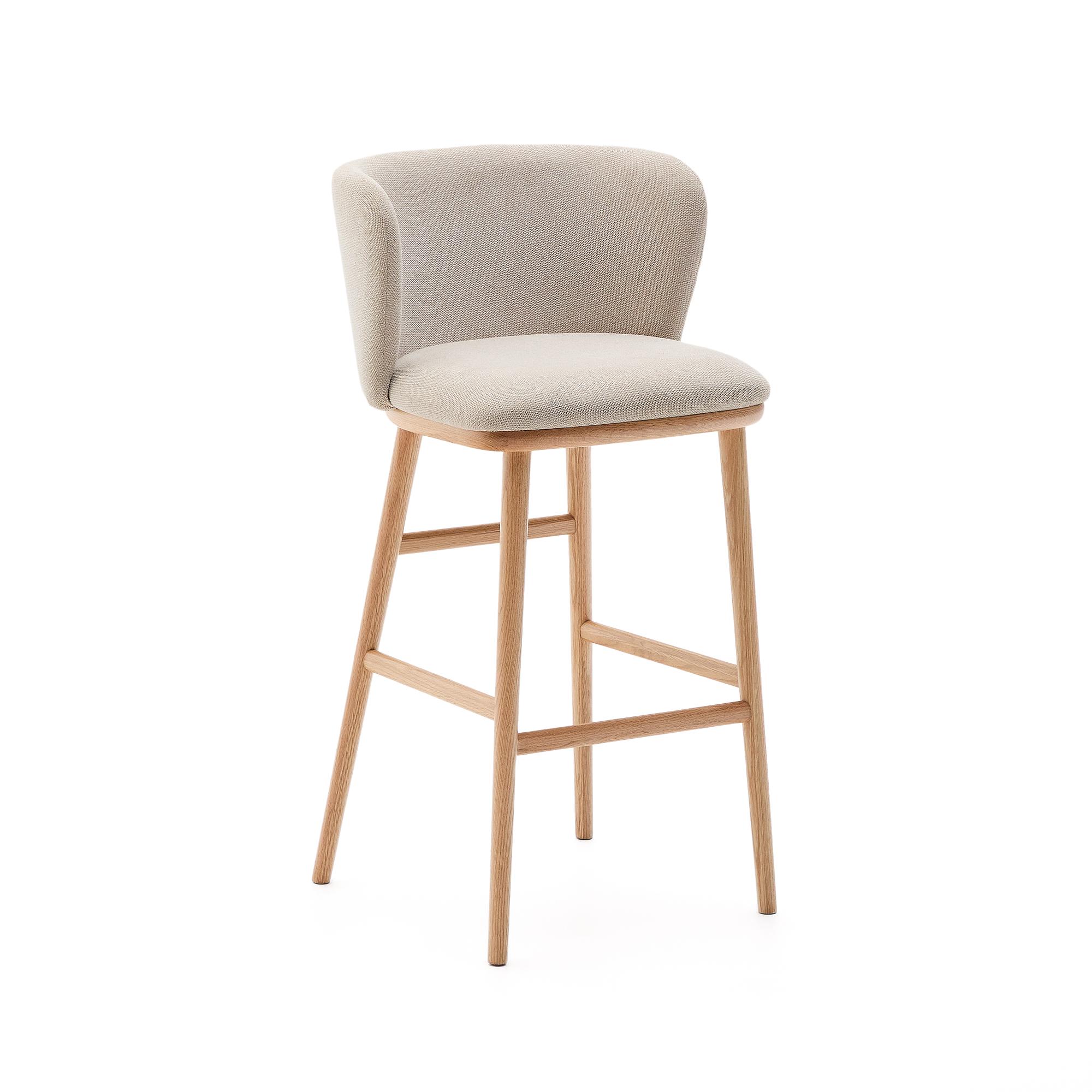 KAVE HOME Ciselia barkrakk i beige chenille med ryggstøtte og ben i naturlig ask